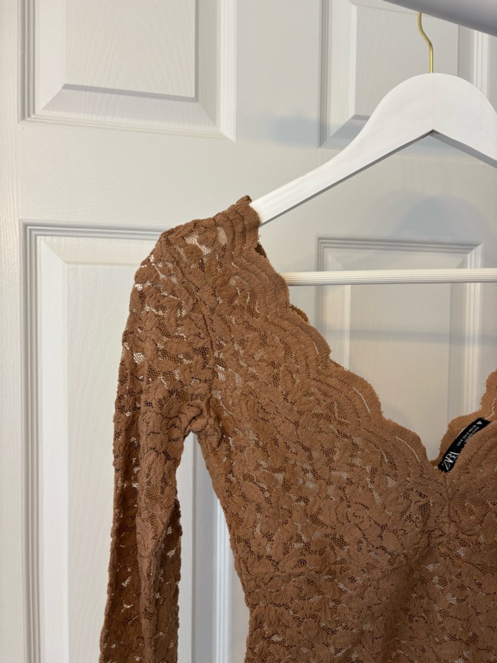 Zara Beige Lace Scallop V-Neck Long Sleeve Cropped Top Size Small - Picture 3 of 10